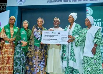 10,000 Nurses, Midwives Get Kits as Remi Tinubu’s Renewed Hope Reaches South-West