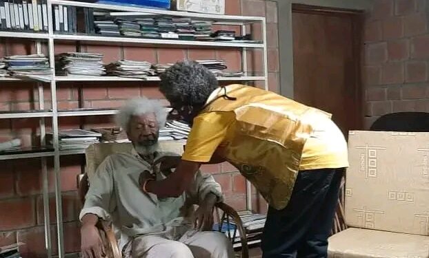 THE SOYINKA’S DOUBLE: ABIODUN LASILE’S UNCANNY RESEMBLANCE SPARKS LAUGHTER AND ADMIRATION