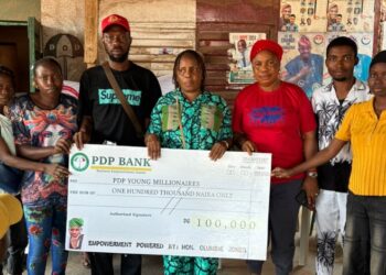 Hon. Olumide Jones Empowers PDP Business Enterpreneurs in Ewekoro, Ifo