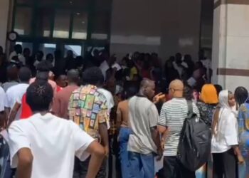 One feared dead, three faint as uncoordinated exams cause stampede at NOUN Lagos centre (Video)
