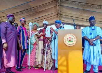 Makinde Defies Alaafin, Presents Instruments of Office to 14 New Obas in Oyo