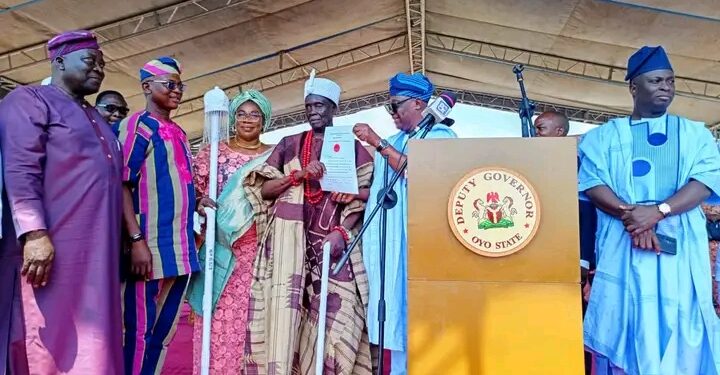 Makinde Defies Alaafin, Presents Instruments of Office to 14 New Obas in Oyo