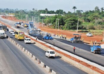 FG Diverts Traffic At Magboro For Gantry Installation