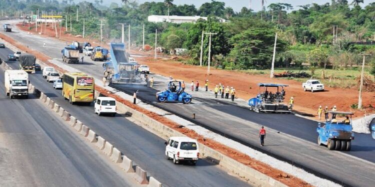 FG Diverts Traffic At Magboro For Gantry Installation