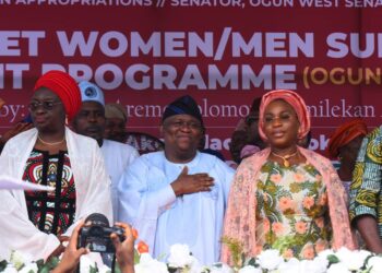 Senator Adeola Empowers 3,000 Ogun Central Market Traders With N75,000 Grants