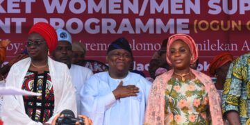 Senator Adeola Empowers 3,000 Ogun Central Market Traders With N75,000 Grants