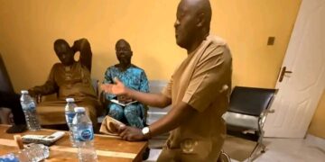 Desmond Elliot Kneels, Apologises to Gbajabiamila Over APC Primary Dispute